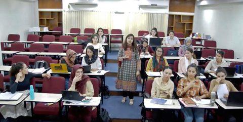 Women in a session of the remote class